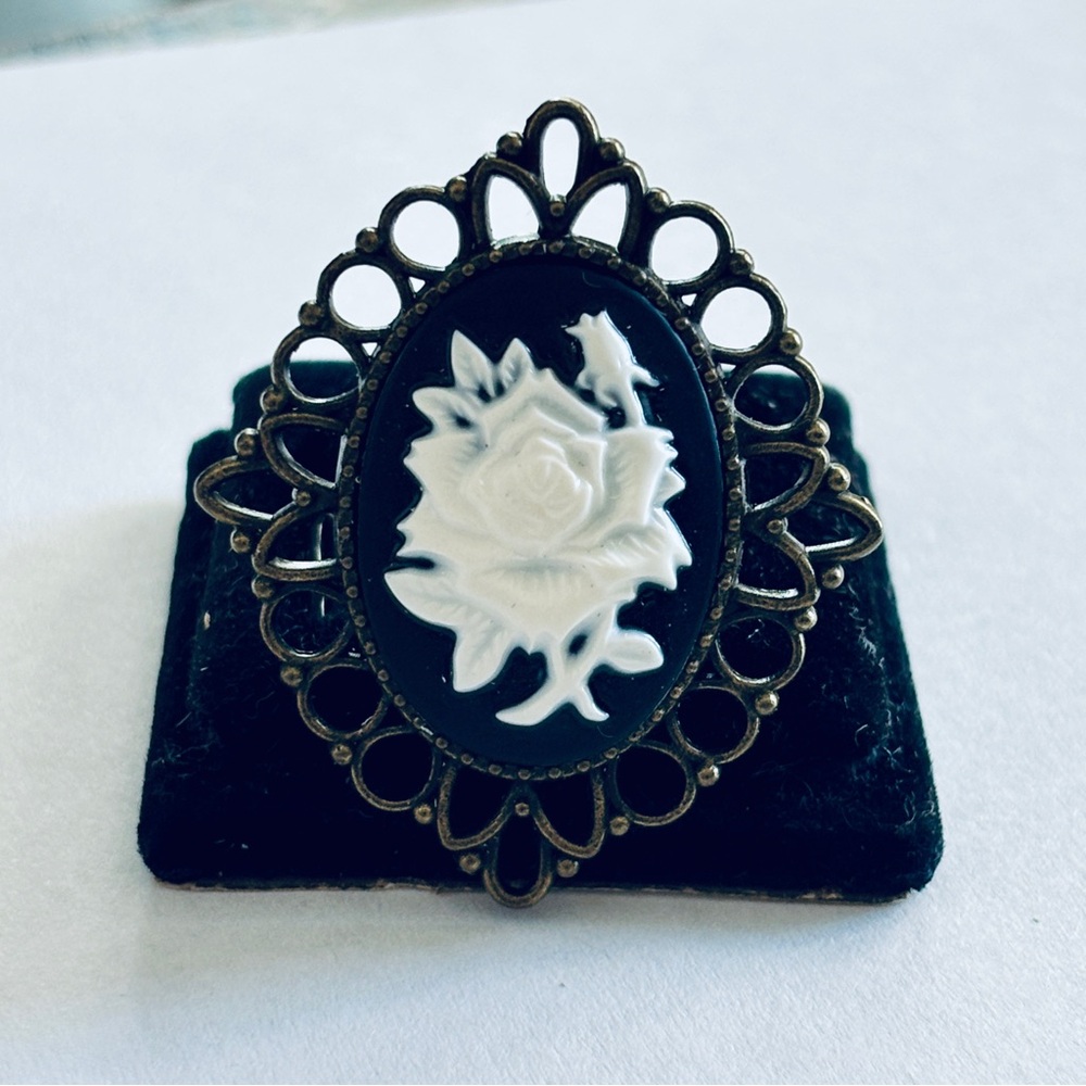 Vintage Style Black and White Rose Cameo Ring, NWT